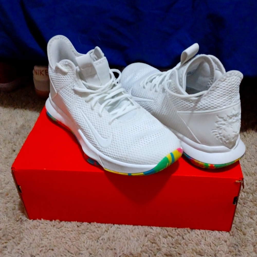 Nike Men LeBron Witness